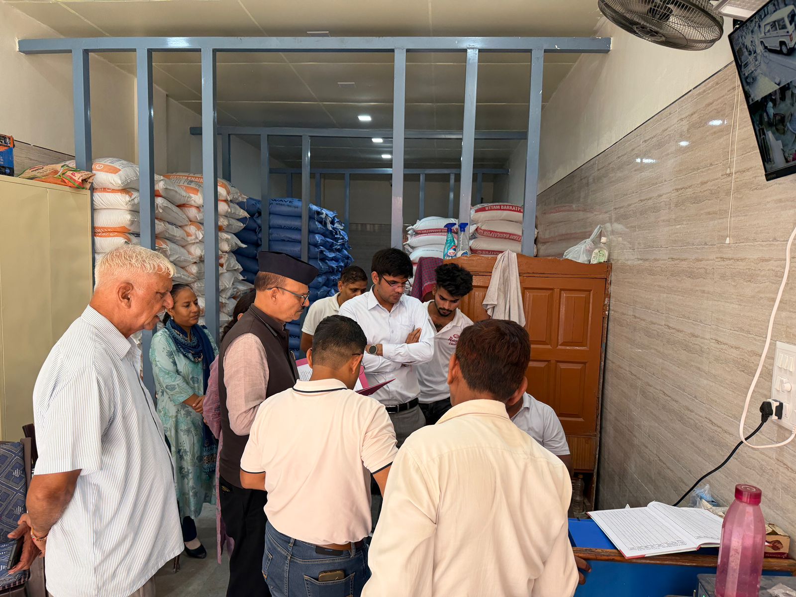 चीनी के बढ़ते मूल्यों पर नियंत्रण को लेकर जनपद में संयुक्त निरीक्षण एवं छापेमारी अभियान;स्टॉक एवं बिक्री अभिलेखों की गहन जांच-Newsnetra 12 WhatsApp Image 2026 09 01 at 9.58.27 PM
