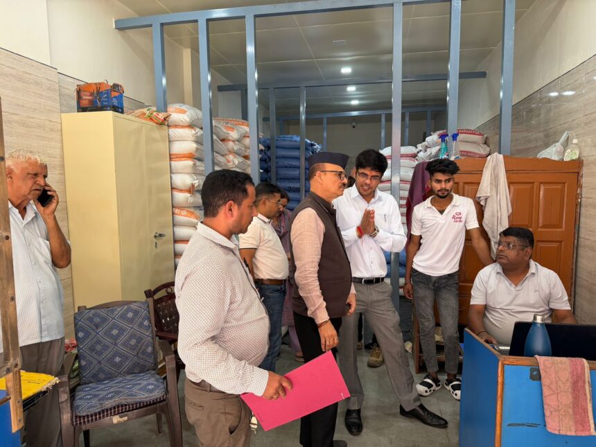 चीनी के बढ़ते मूल्यों पर नियंत्रण को लेकर जनपद में संयुक्त निरीक्षण एवं छापेमारी अभियान;स्टॉक एवं बिक्री अभिलेखों की गहन जांच-Newsnetra 9 WhatsApp Image 2026 09 01 at 9.58.28 PM