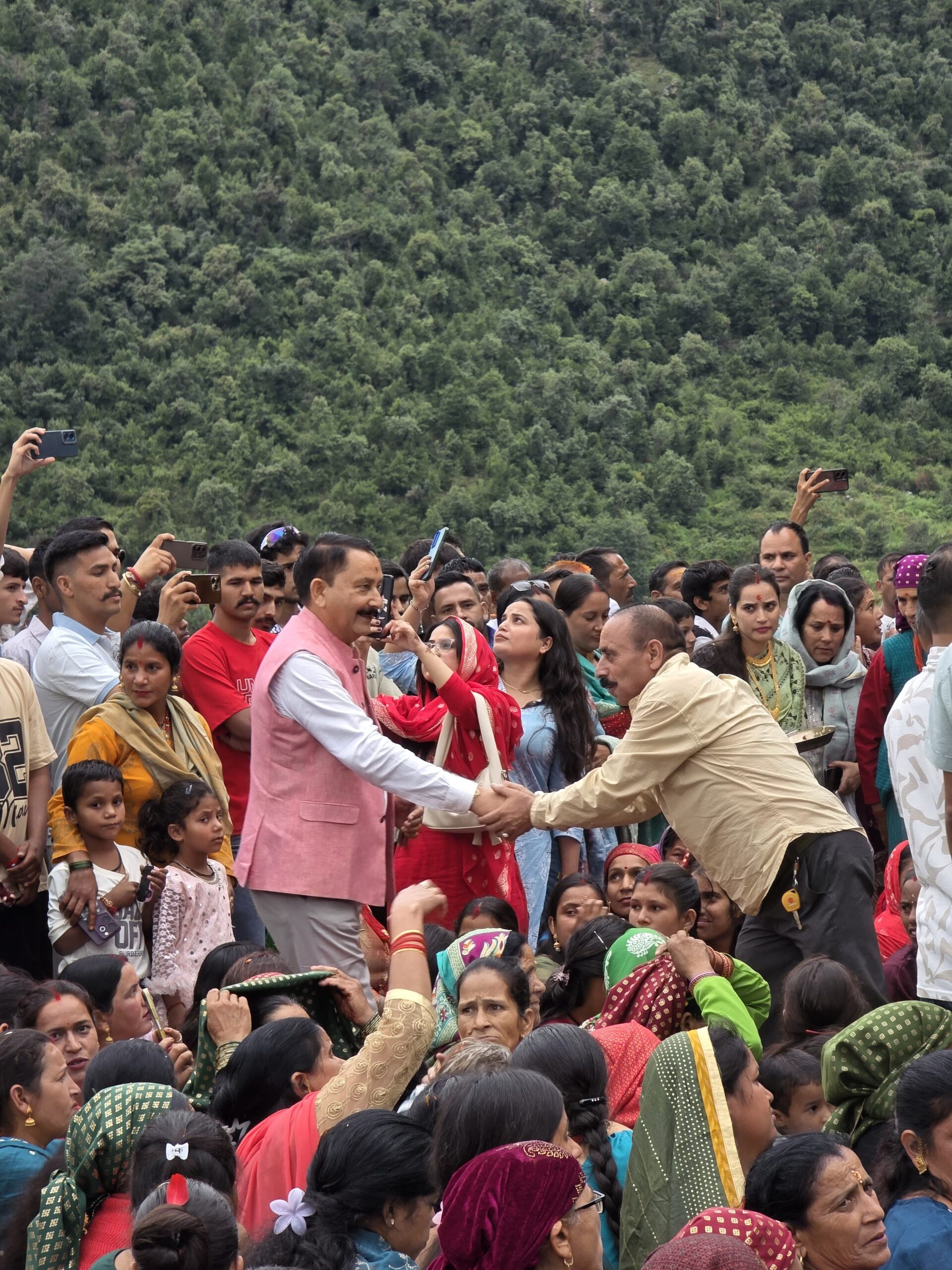पौराणिक ‘भेड़ू का तमाशा’ मेले में शामिल हुए पूर्व विधायक विजयपाल सजवाण, समेश्वर महाराज के किए दर्शन-Newsnetra 38 WhatsApp Image 2026 09 13 at 4.39.08 PM scaled