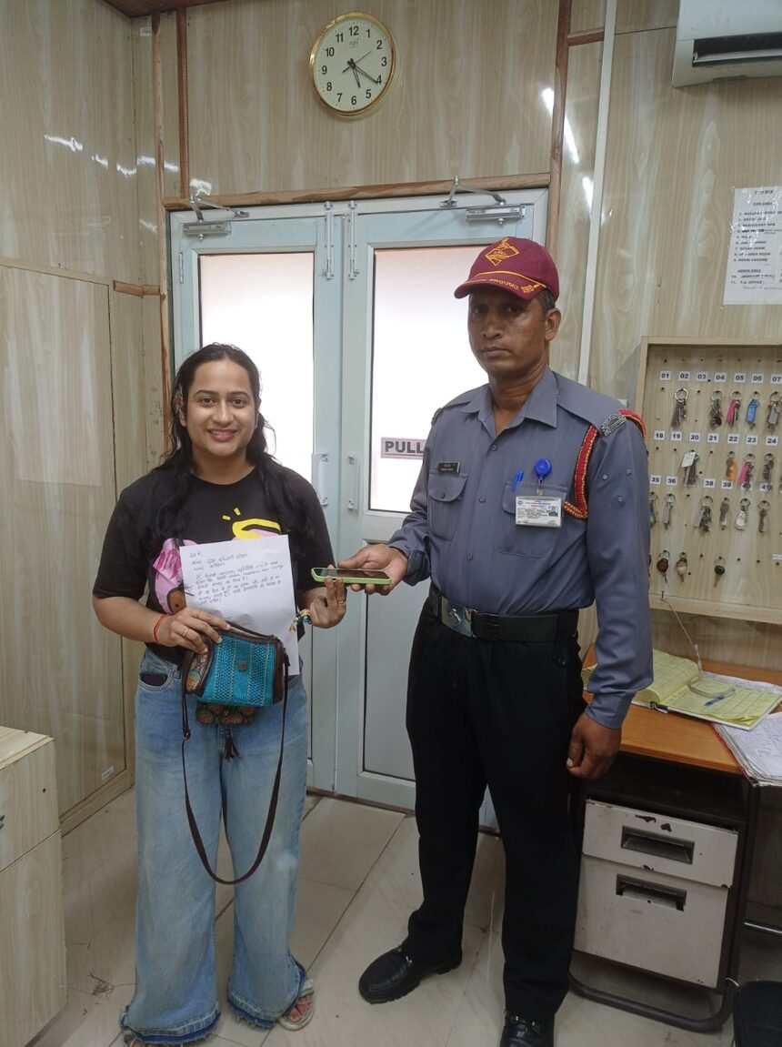 एम्स ऋषिकेश में सुरक्षा कर्मी ने पेश की ईमानदारी की मिसाल, महिला का आईफोन और नकदी से भरा पर्स लौटाया-Newsnetra 3 WhatsApp Image 2026 09 14 at 4.12.39 PM
