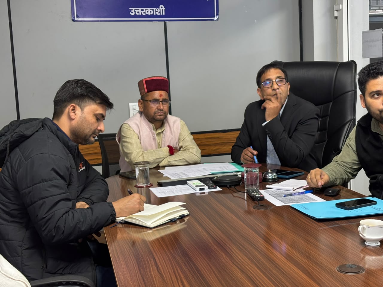विधायक सुरेश सिंह चौहान ने आपदा कंट्रोल रूम पहुंचकर उच्च हिमालयी क्षेत्रों में चल रहे रेस्क्यू अभियान का लिया जायजा-Newsnetra 12 WhatsApp Image 2026 09 28 at 7.23.28 PM