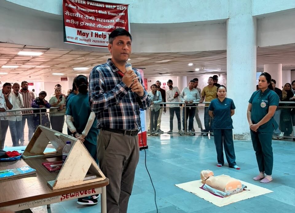 विश्व हृदय दिवस पर स्वास्थ्य जागरूकता अभियान, एम्स ऋषिकेश में ओपीडी मरीजों व तीमारदारों को किया हृदय संबंधी बीमारियों के प्रति जागरूक-Newsnetra 8 a442c9d3 6084 4c09 b320 c12d3c86736e