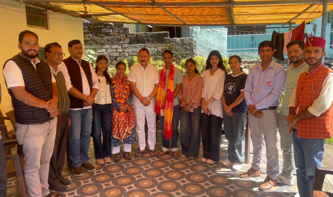 नवनिर्वाचित छात्रसंघ पदाधिकारियों से पूर्व विधायक विजयपाल सजवाण ने की शिष्टाचार भेंट-Newsnetra 17 cea4f678 9b2c 4e08 9b18 ff5b7282fed3