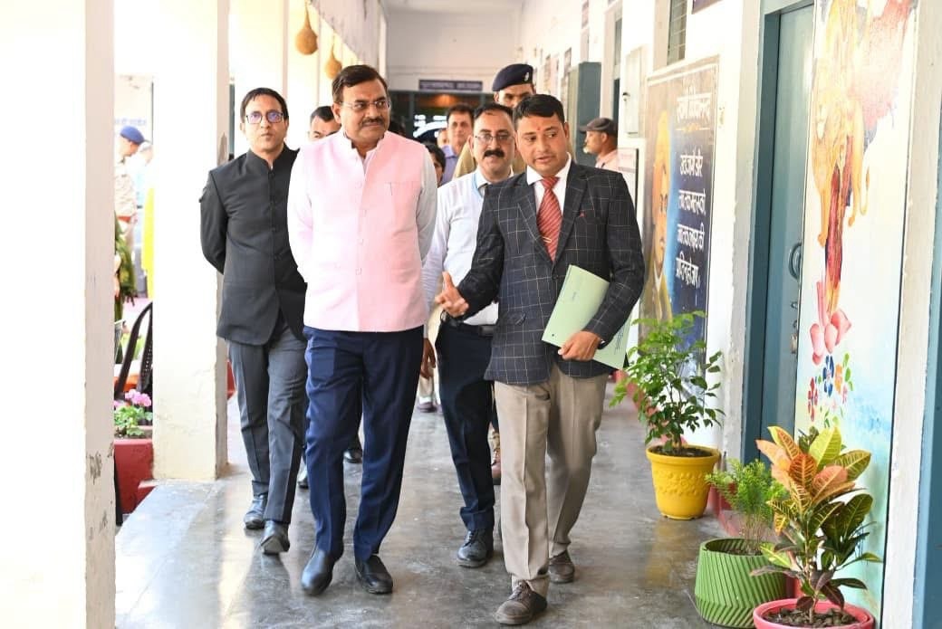 उत्तरकाशी में मुख्य सचिव आनंद बर्द्धन का दौरा: चिन्यालीसौड़ हवाई पट्टी का किया निरीक्षण, महिला समूहों और मेधावी छात्रों से भी किया संवाद-Newsnetra 4 img 1062 1
