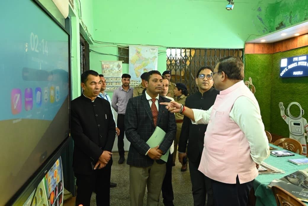 उत्तरकाशी में मुख्य सचिव आनंद बर्द्धन का दौरा: चिन्यालीसौड़ हवाई पट्टी का किया निरीक्षण, महिला समूहों और मेधावी छात्रों से भी किया संवाद-Newsnetra 6 img 1064