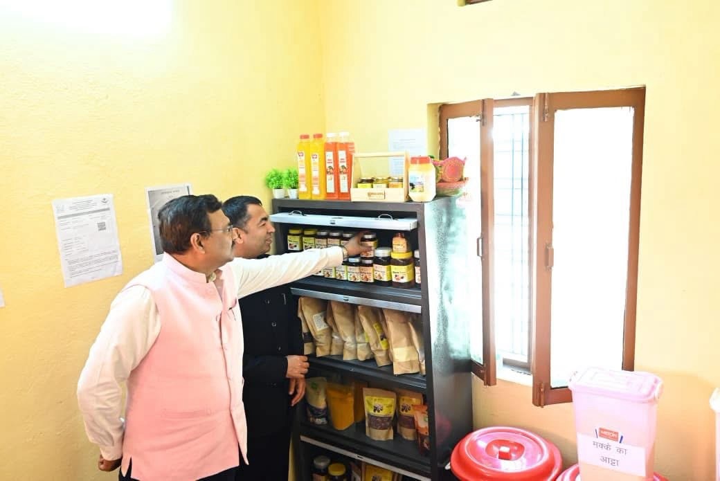 उत्तरकाशी में मुख्य सचिव आनंद बर्द्धन का दौरा: चिन्यालीसौड़ हवाई पट्टी का किया निरीक्षण, महिला समूहों और मेधावी छात्रों से भी किया संवाद-Newsnetra 7 img 1065