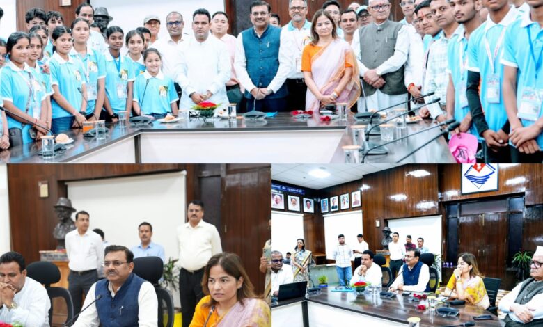 देवप्रयाग के मेधावी विद्यार्थियों से मिले मुख्य सचिव आनंद बर्द्धन, बोले- सफलता का कोई शॉर्टकट नहीं-Newsnetra 3 mukhya sachiv anand vardhan 780x470 1