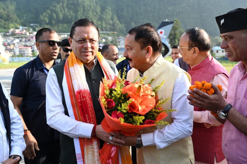 उत्तरकाशी पहुंचे सीएम धामी का विजयपाल सजवाण ने किया स्वागत, विश्वनाथ-शक्ति कॉरिडोर और गोपाल रावत के नाम पर अस्पताल की घोषणा पर जताया आभार-Newsnetra 3 4dc4f03c 7d83 4631 888f 151b5effef81