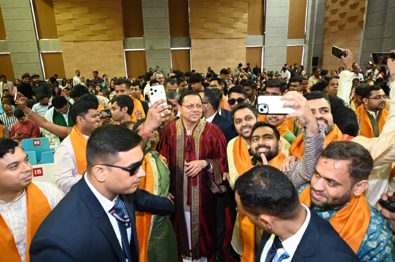 UPES के 24वें दीक्षांत समारोह में पहुंचे मुख्यमंत्री धामी, 6 विद्यार्थियों को किया सम्मानित; युवाओं को दिया विकसित भारत का मंत्र-Newsnetra 21 854623918 1756590265971535 5844686794543805675 n