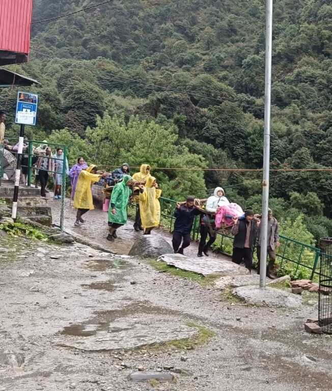 यमुनोत्री धाम यात्रा मुख्य पैदल मार्ग से सुचारू, कीचड़ और फिसलन की खबर पर प्रशासन ने दी सफाई-Newsnetra 7 IMG 20261001 WA0082