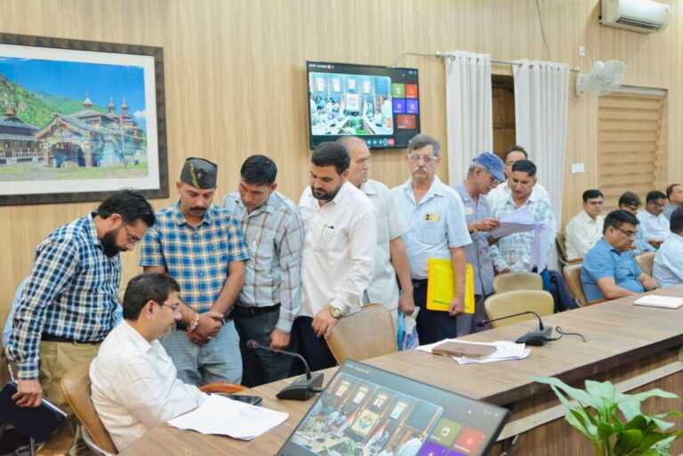देहरादून में समाधान दिवस में 126 शिकायतें दर्ज, बुजुर्गों की समस्याओं से लेकर अवैध कब्जे और सड़क-पेयजल मामलों पर तत्काल कार्रवाई के निर्देश-Newsnetra 3 IMG 20261006 WA0066 768x513 1