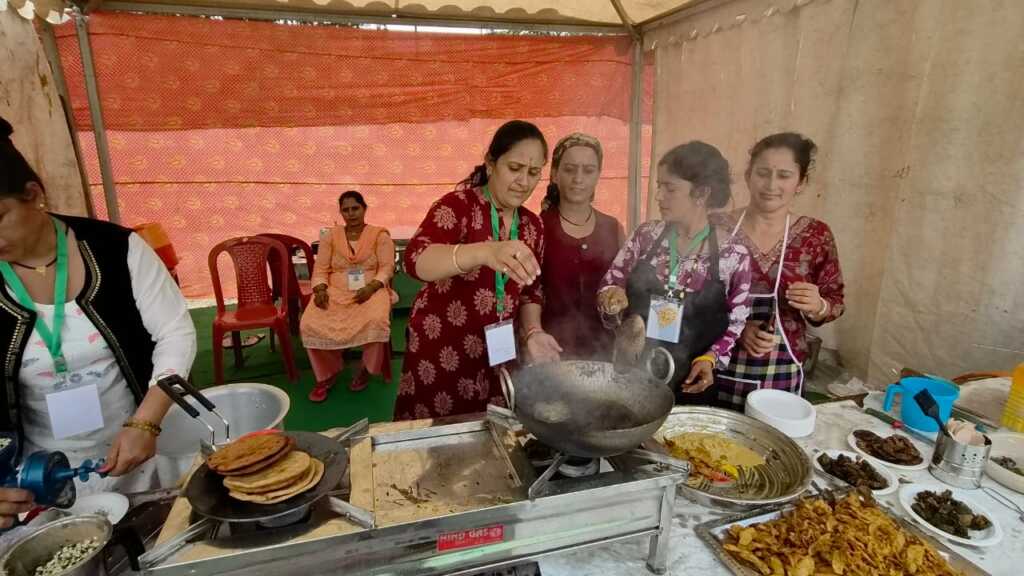 देहरादून के सरस फूड फेस्टिवल में छाया मोरी का पहाड़ी स्वाद, महिलाओं की सेब चटनी बनी आकर्षण-Newsnetra 21 IMG 20261009 WA0122