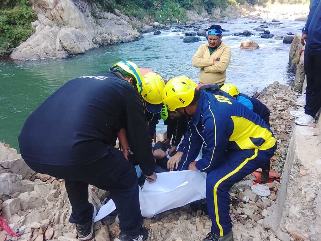 बागेश्वर के ब्यानगढ़ के पास दर्दनाक हादसा, गोमती नदी में गिरी स्कूटी; SDRF ने सर्च ऑपरेशन चलाकर 25 वर्षीय युवक का शव बरामद किया-Newsnetra 12 IMG 20261027 WA0178