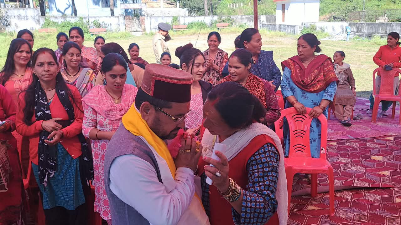 डुंडा में शिल्पी ग्राम योजना के अंतर्गत ऊनी वस्त्र प्रशिक्षण कार्यक्रम में शामिल हुए गंगोत्री विधायक सुरेश चौहान-Newsnetra 9 WhatsApp Image 2026 10 22 at 5.19.08 PM