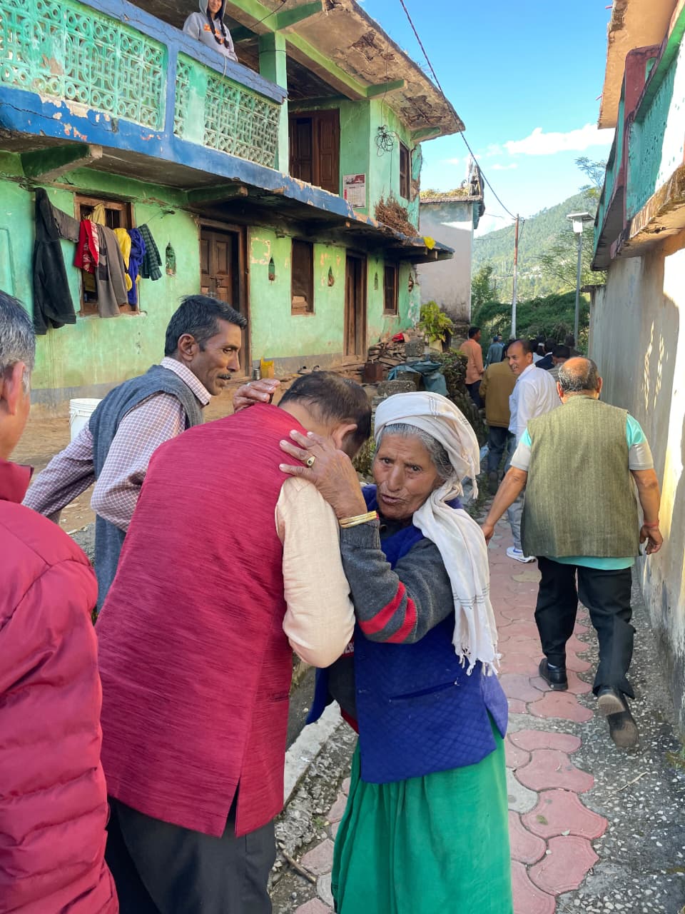 धनारी क्षेत्र के विभिन्न गाँवों में जनसम्पर्क कर पूर्व विधायक विजयपाल सजवाण ने ग्रामीणों से की आत्मीय मुलाकात-Newsnetra 50 WhatsApp Image 2026 10 31 at 8.21.33 PM