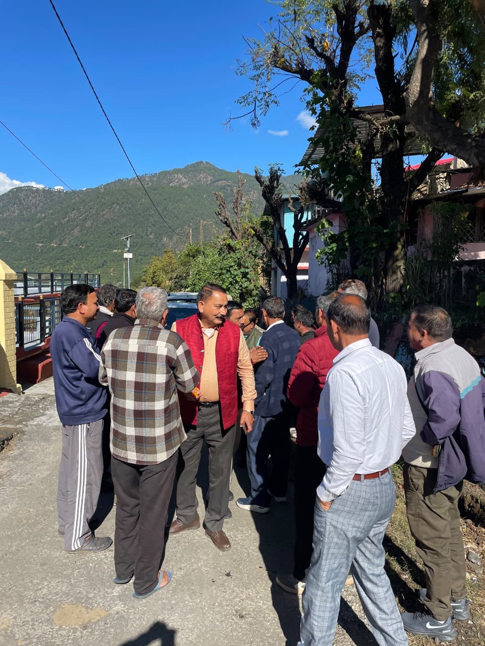 धनारी क्षेत्र के विभिन्न गाँवों में जनसम्पर्क कर पूर्व विधायक विजयपाल सजवाण ने ग्रामीणों से की आत्मीय मुलाकात-Newsnetra 51 WhatsApp Image 2026 10 31 at 8.21.34 PM