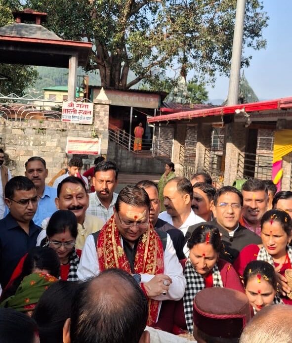 उत्तरकाशी पहुंचे सीएम धामी का विजयपाल सजवाण ने किया स्वागत, विश्वनाथ-शक्ति कॉरिडोर और गोपाल रावत के नाम पर अस्पताल की घोषणा पर जताया आभार-Newsnetra 8 fa72081f b446 4bb1 b0dd 0624b34a2c73