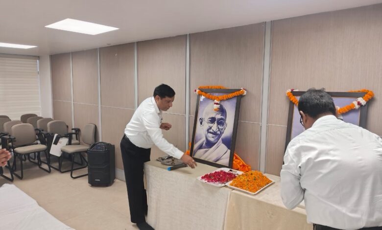 महात्मा गांधी एवं लाल बहादुर शास्त्री जी को एमडीडीए में श्रद्धासुमन, अधिकारियों-कर्मचारियों ने आदर्शों को अपनाने का लिया संकल्प-Newsnetra 3 img 1224