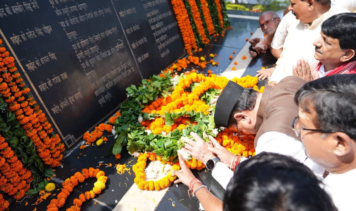 रामपुर तिराहा शहीद स्मारक पहुंचकर मुख्यमंत्री धामी ने दी श्रद्धांजलि, आंदोलनकारी शहीदों की प्रतिमाएं गांवों में लगाने समेत कई बड़ी घोषणाएं-Newsnetra 7 img 1242