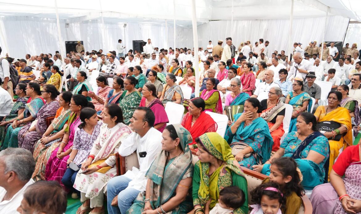 रामपुर तिराहा शहीद स्मारक पहुंचकर मुख्यमंत्री धामी ने दी श्रद्धांजलि, आंदोलनकारी शहीदों की प्रतिमाएं गांवों में लगाने समेत कई बड़ी घोषणाएं-Newsnetra 11 img 1246