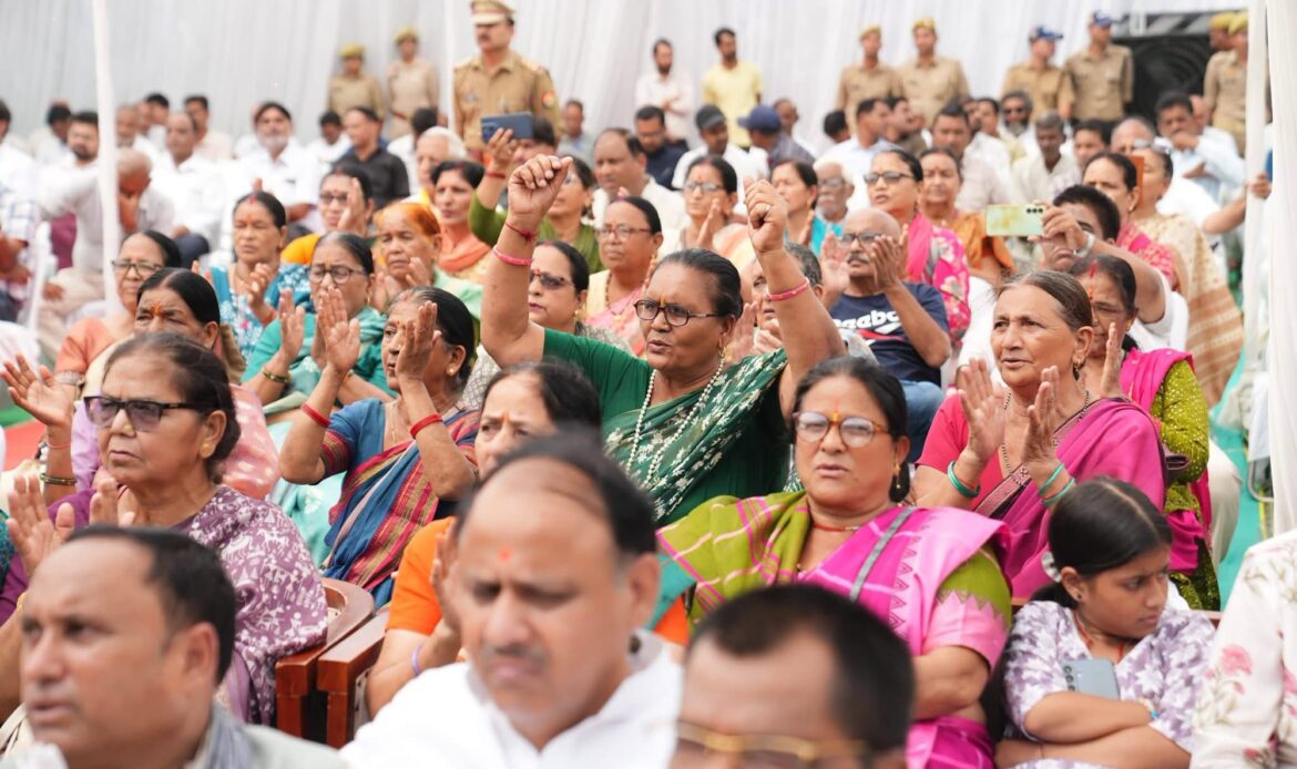 रामपुर तिराहा शहीद स्मारक पहुंचकर मुख्यमंत्री धामी ने दी श्रद्धांजलि, आंदोलनकारी शहीदों की प्रतिमाएं गांवों में लगाने समेत कई बड़ी घोषणाएं-Newsnetra 12 img 1247
