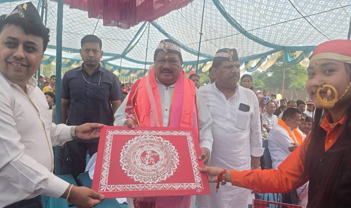 गांधी जयंती पर बाजपुर पहुंचे केंद्रीय मंत्री जुएल ओराम, छात्रों संग चलाया स्वच्छता अभियान और किया पौधरोपण-Newsnetra 5 img 1283
