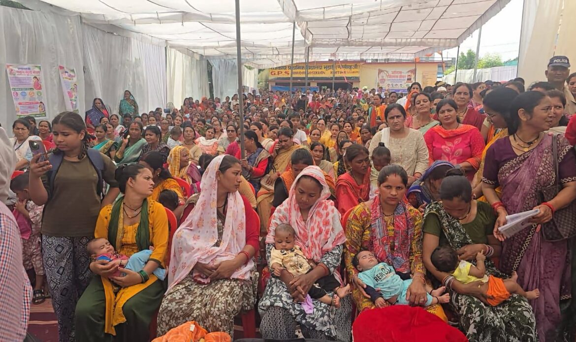 खटीमा में मुख्यमंत्री धामी का ‘आंगन मिलन’: मुख्यमंत्री धामी ने बच्चों को परोसा भोजन, गर्भवती महिलाओं की गोदभराई कर बांटी पोषण किट, आंगनबाड़ी कार्यकत्रियां सम्मानित-Newsnetra 5 img 1369