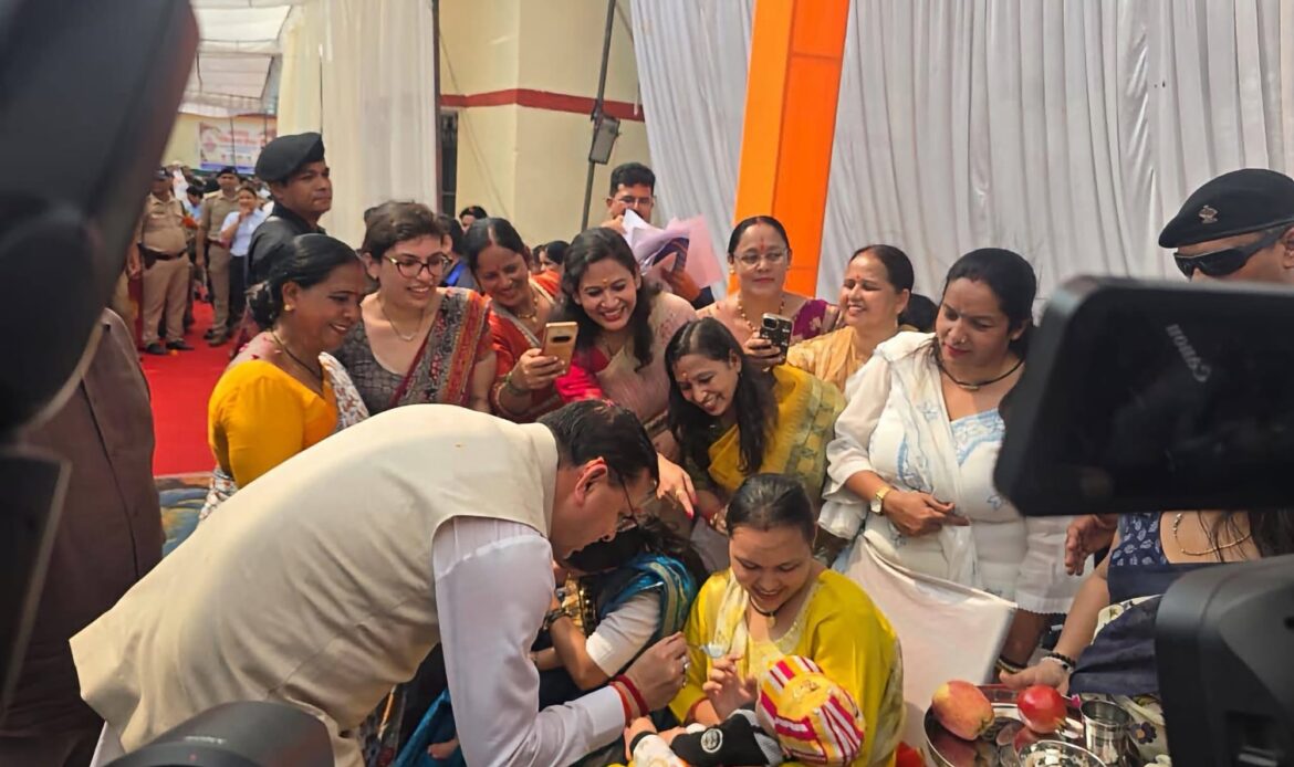 खटीमा में मुख्यमंत्री धामी का ‘आंगन मिलन’: मुख्यमंत्री धामी ने बच्चों को परोसा भोजन, गर्भवती महिलाओं की गोदभराई कर बांटी पोषण किट, आंगनबाड़ी कार्यकत्रियां सम्मानित-Newsnetra 6 img 1370