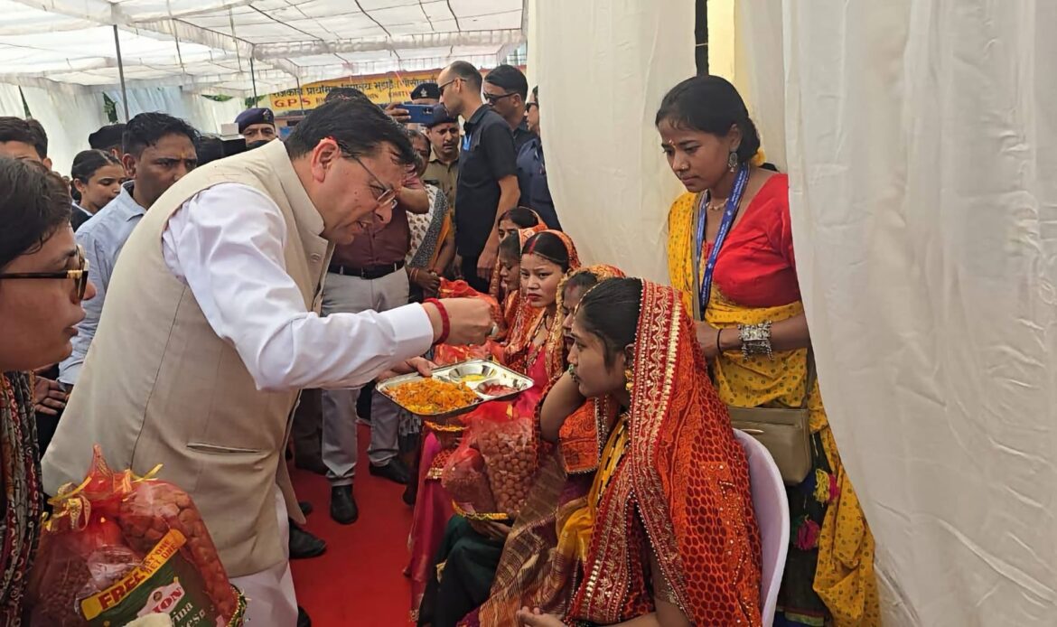 खटीमा में मुख्यमंत्री धामी का ‘आंगन मिलन’: मुख्यमंत्री धामी ने बच्चों को परोसा भोजन, गर्भवती महिलाओं की गोदभराई कर बांटी पोषण किट, आंगनबाड़ी कार्यकत्रियां सम्मानित-Newsnetra 7 img 1371