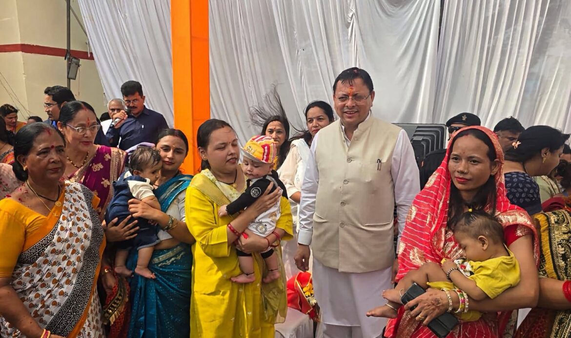 खटीमा में मुख्यमंत्री धामी का ‘आंगन मिलन’: मुख्यमंत्री धामी ने बच्चों को परोसा भोजन, गर्भवती महिलाओं की गोदभराई कर बांटी पोषण किट, आंगनबाड़ी कार्यकत्रियां सम्मानित-Newsnetra 9 img 1373